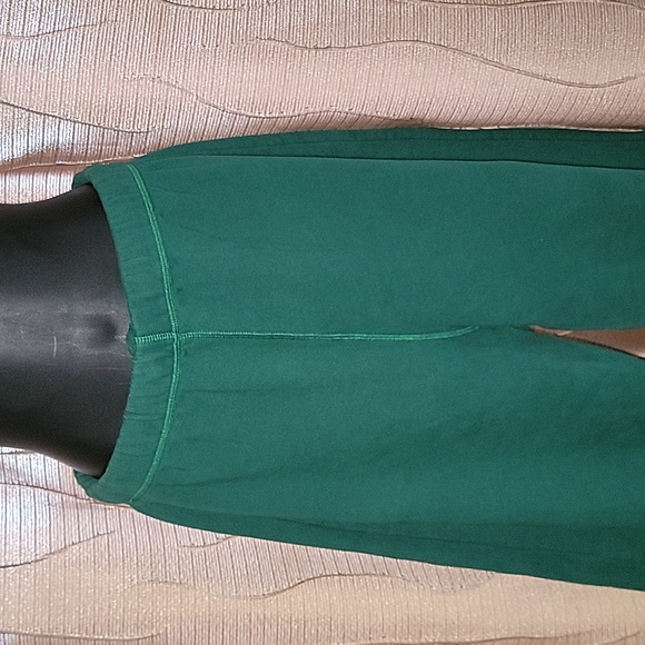 Reformation Classic Sweatpant in Pine Green - Picture 4 of 11